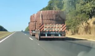 Carreta transporta pneus gigantes e desperta atenção de motoristas na rodovia