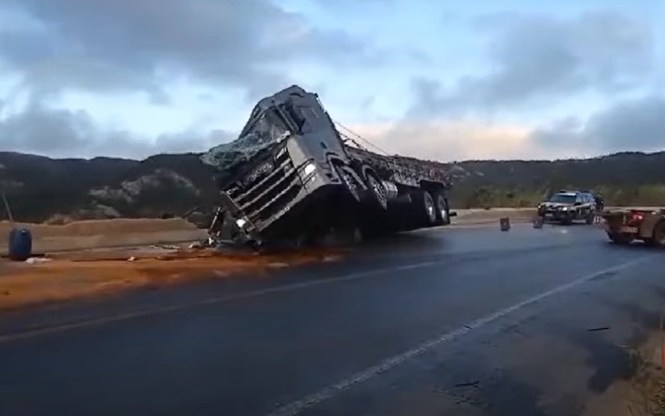 Carretas incendeiam após colisão frontal no Maranhão