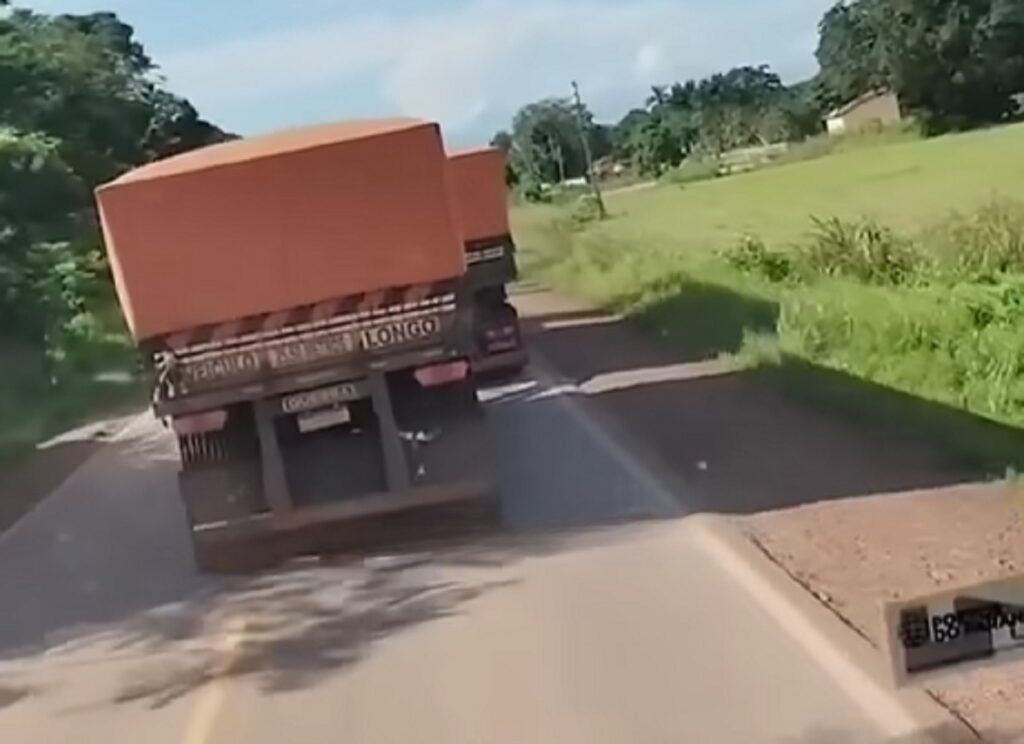 Carretas desalinhadas no trânsito geram curiosidade em rodovia