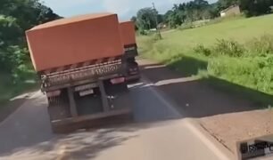 Carretas desalinhadas no trânsito geram curiosidade em rodovia