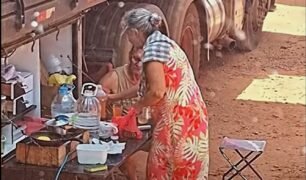 Cena de uma idosa servindo uma refeição ao seu esposo caminhoneiro na cozinha do caminhão emociona colega de profissão