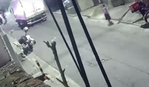 Chinelo salva criança de ser atropelada por caminhão