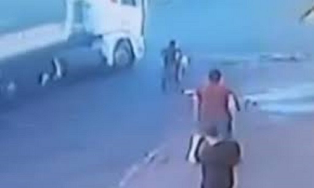 Comerciante salva menino de ser atropelado por carreta