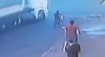 Comerciante salva menino de ser atropelado por carreta