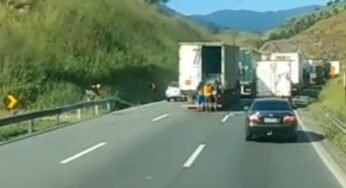 Crime à luz do dia: ladrões roubam mercadoria de caminhão em rodovia movimentada