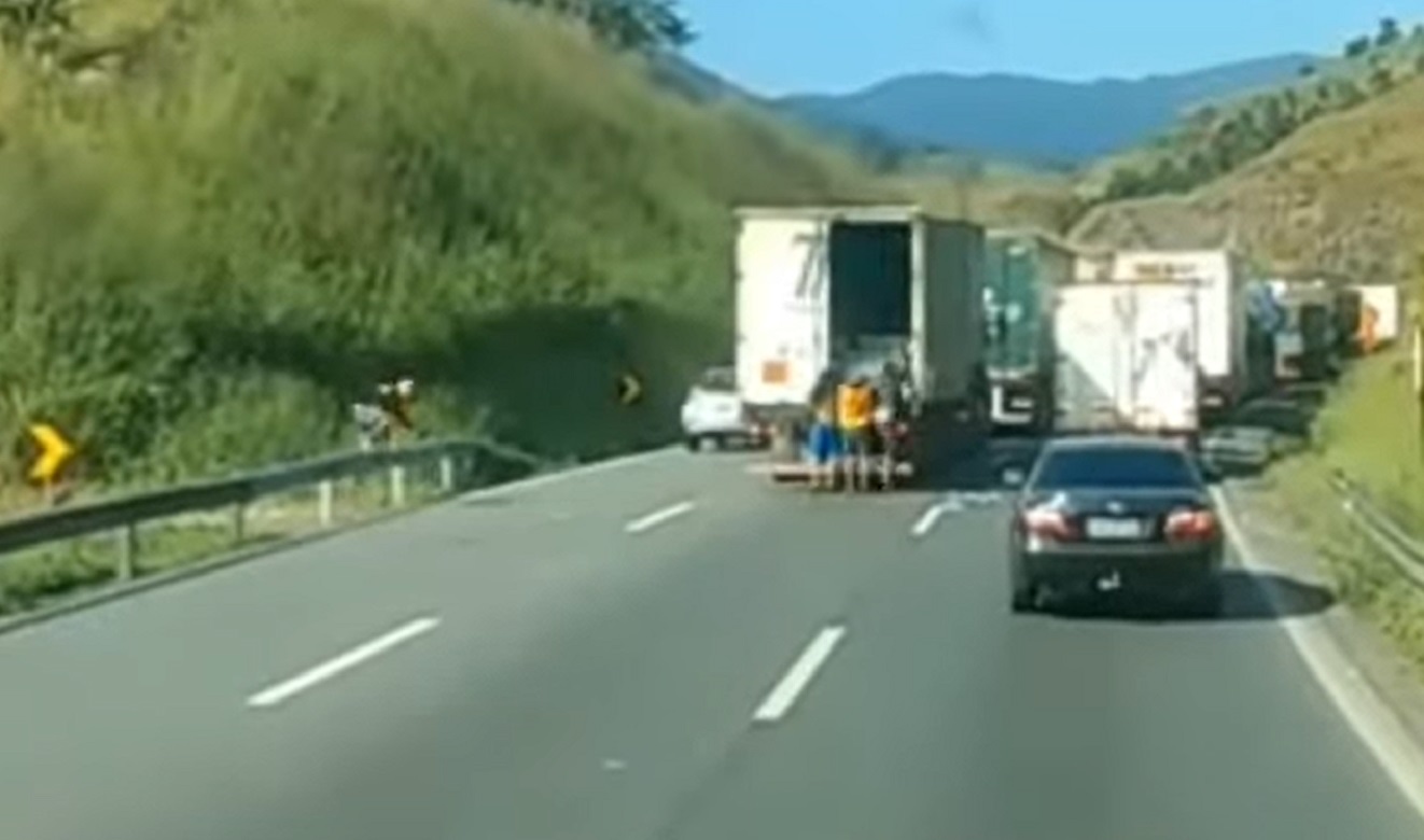 Crime à luz do dia: ladrões roubam mercadoria de caminhão em rodovia movimentada