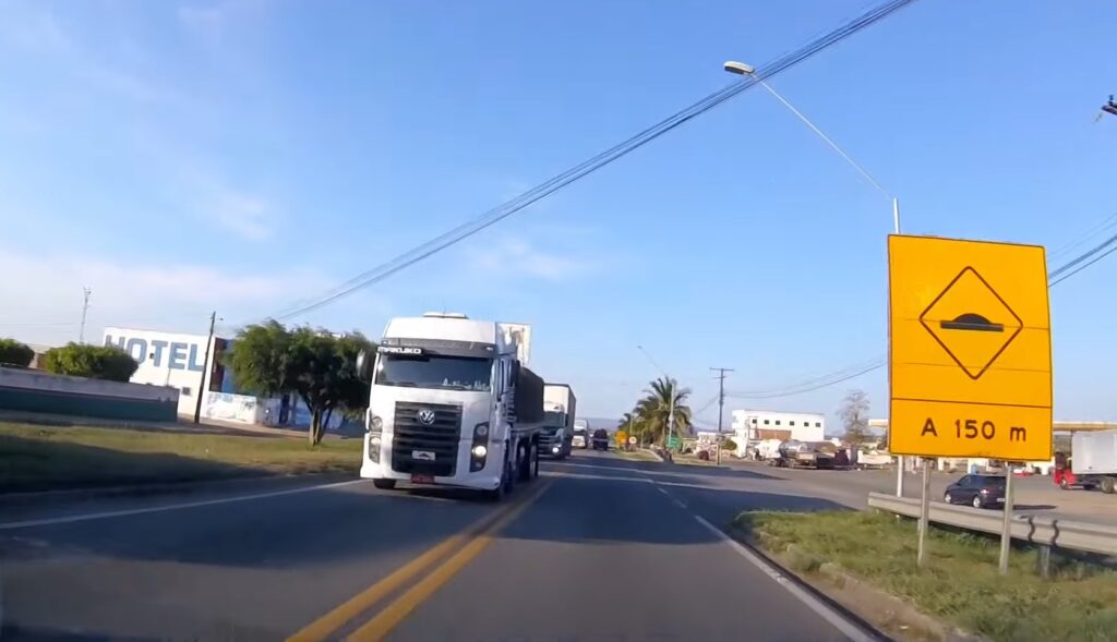 Emoção e desafios: o fluxo de caminhões na BR-116 em Jaguaquara, Bahia