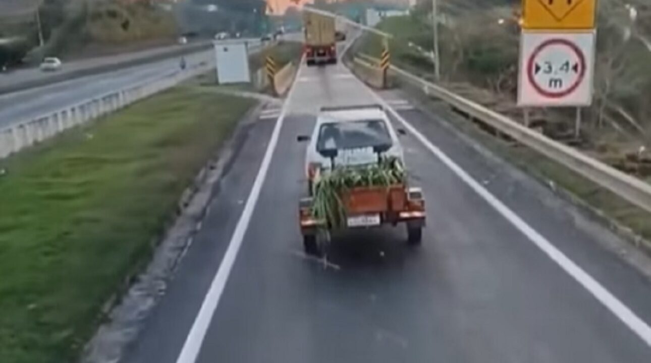 Fiat Uno puxando carretinha chama atenção ao passar pela balança rodoviária