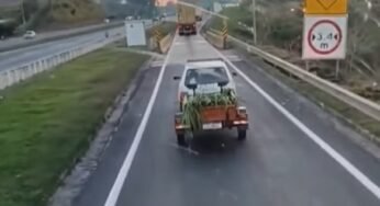 Fiat Uno puxando carretinha chama atenção ao passar pela balança rodoviária