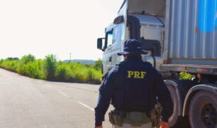 Homem é preso dirigindo carreta com documento falso em Roraima