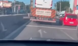 Motorista heroína: mulher evita acidente ao ajeitar lanterna de carreta