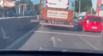 Motorista heroína: mulher evita acidente ao ajeitar lanterna de carreta