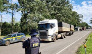 Operação conjunta libera caminhões presos por chuvas no RS