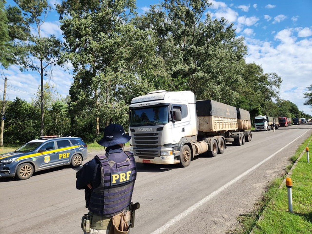 Operação conjunta libera caminhões presos por chuvas no RS