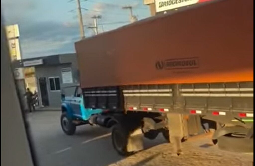 Caminhoneiro chama atenção manobrando bi-trem com D60