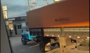Caminhoneiro chama atenção manobrando bi-trem com D60