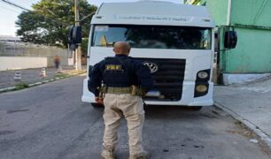 PRF apreende caminhão adulterado no Rio de Janeiro