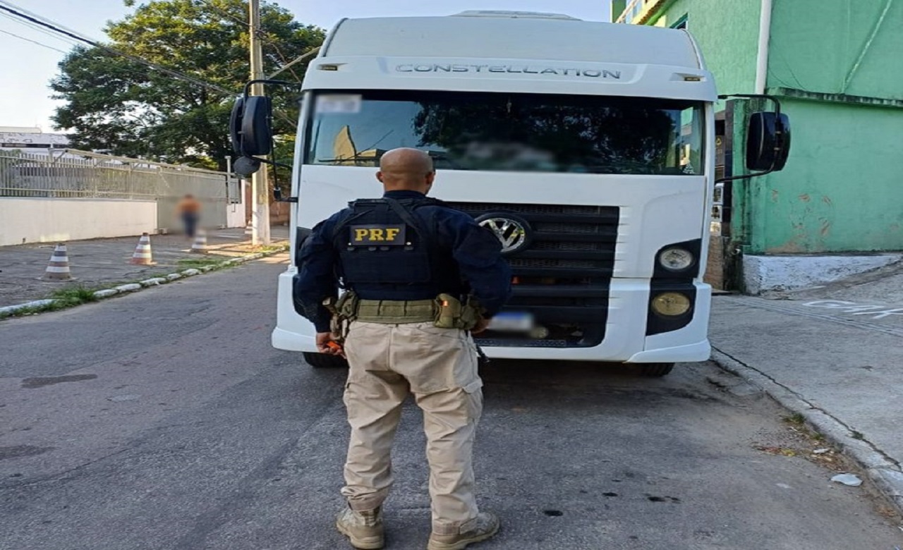 PRF apreende caminhão adulterado no Rio de Janeiro