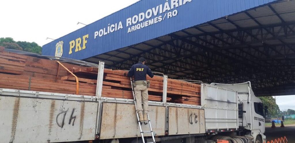 PRF apreende carregamentos irregulares de madeira em Rondônia