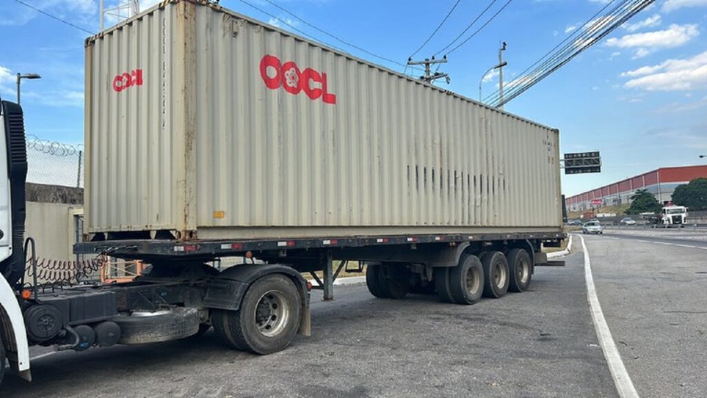 PRF apreende reboque irregular em Pavuna, Rio de Janeiro