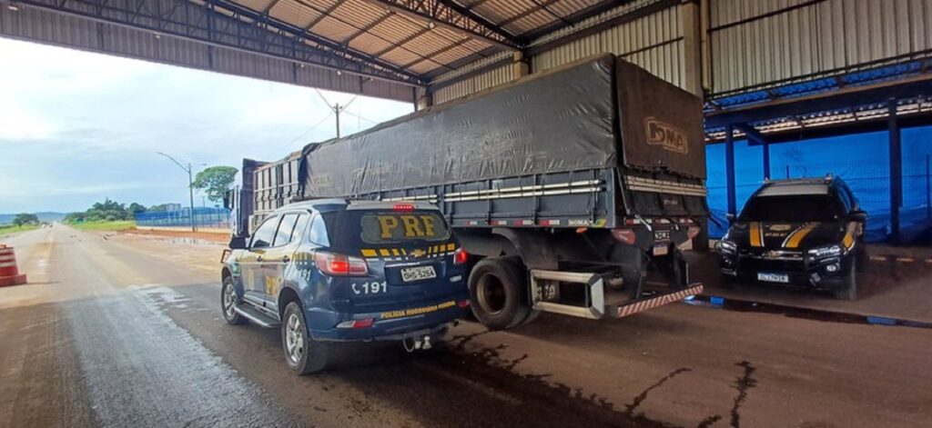 PRF em Rondônia identifica crime ambiental no transporte de madeira serrada