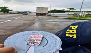 PRF flagra motoristas de caminhão com comprimidos de rebites na BR-101