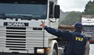 PRF prorroga prazo de documentação de motoristas e veículos pela situação vivida no Rio Grande do Sul