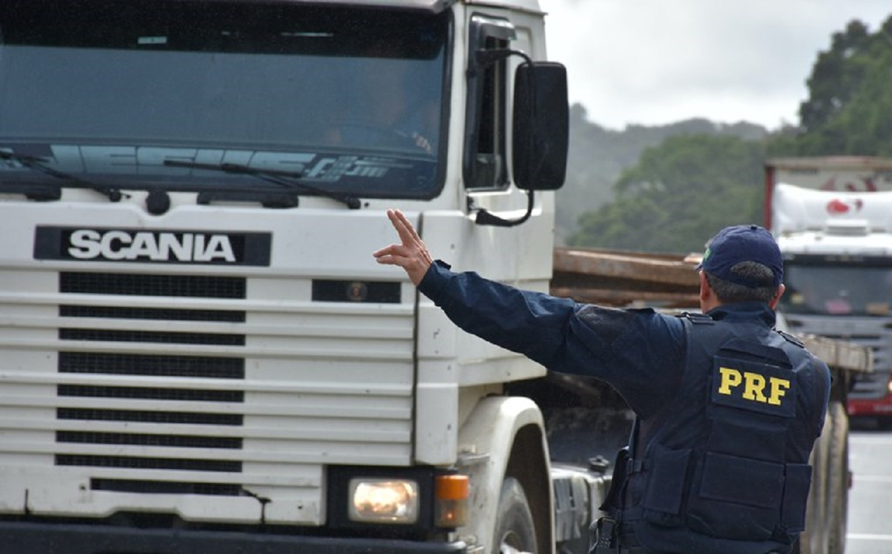 PRF prorroga prazo de documentação de motoristas e veículos pela situação vivida no Rio Grande do Sul