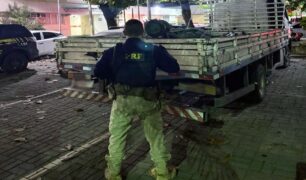 PRF recupera caminhão roubado em 2022 no Rio de Janeiro