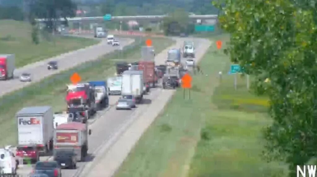 Polícia aponta que causa do acidente teria sido o motorista de caminhão assistindo Netflix