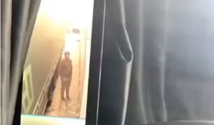 Retrovisor em formato de câmera flagra situação inusitada entre casal