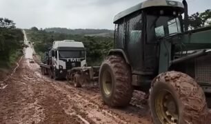 Trator florestal desatola caminhão em cena impressionante