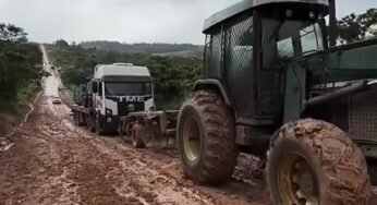 Trator florestal desatola caminhão em cena impressionante