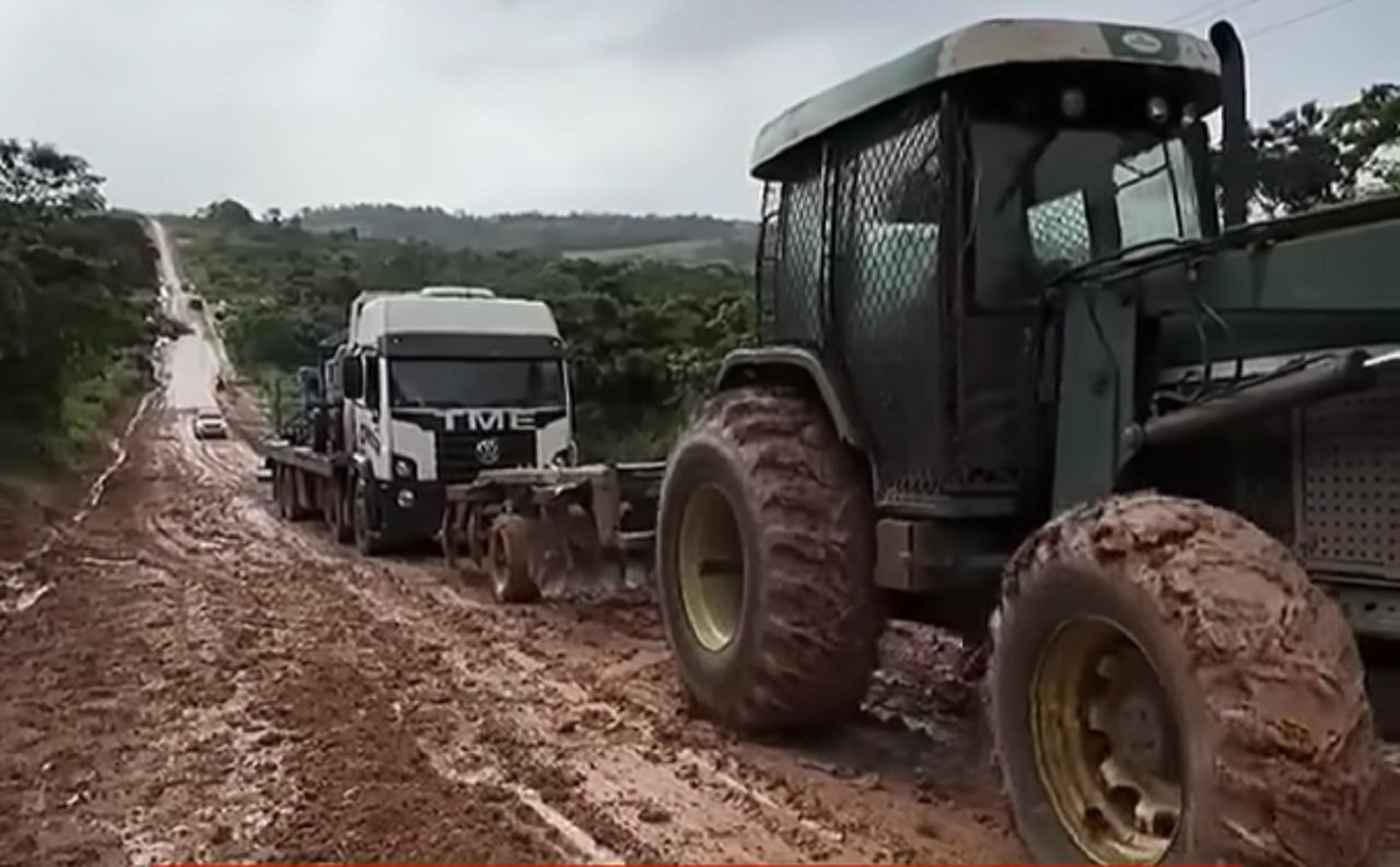Trator florestal desatola caminhão em cena impressionante