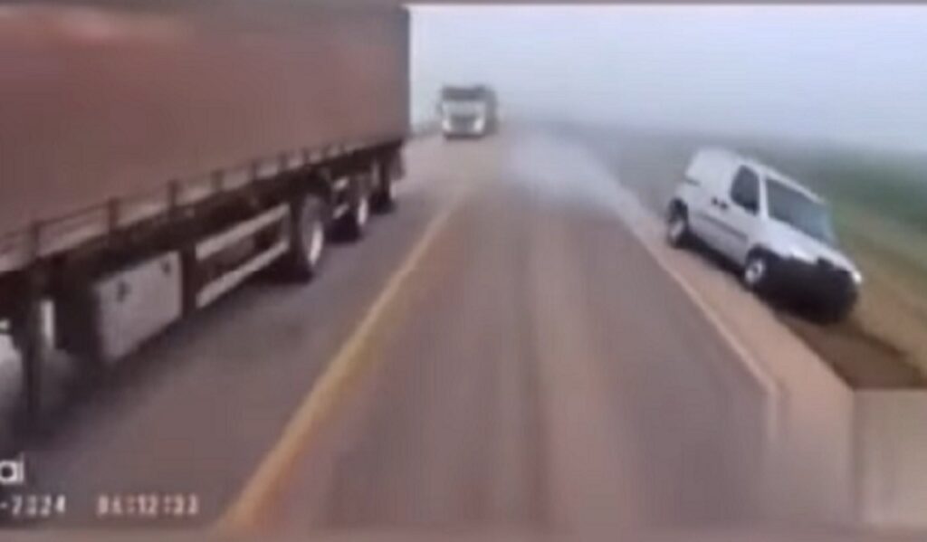 Ultrapassagem perigosa: o risco de ignorar a neblina e a mão dupla