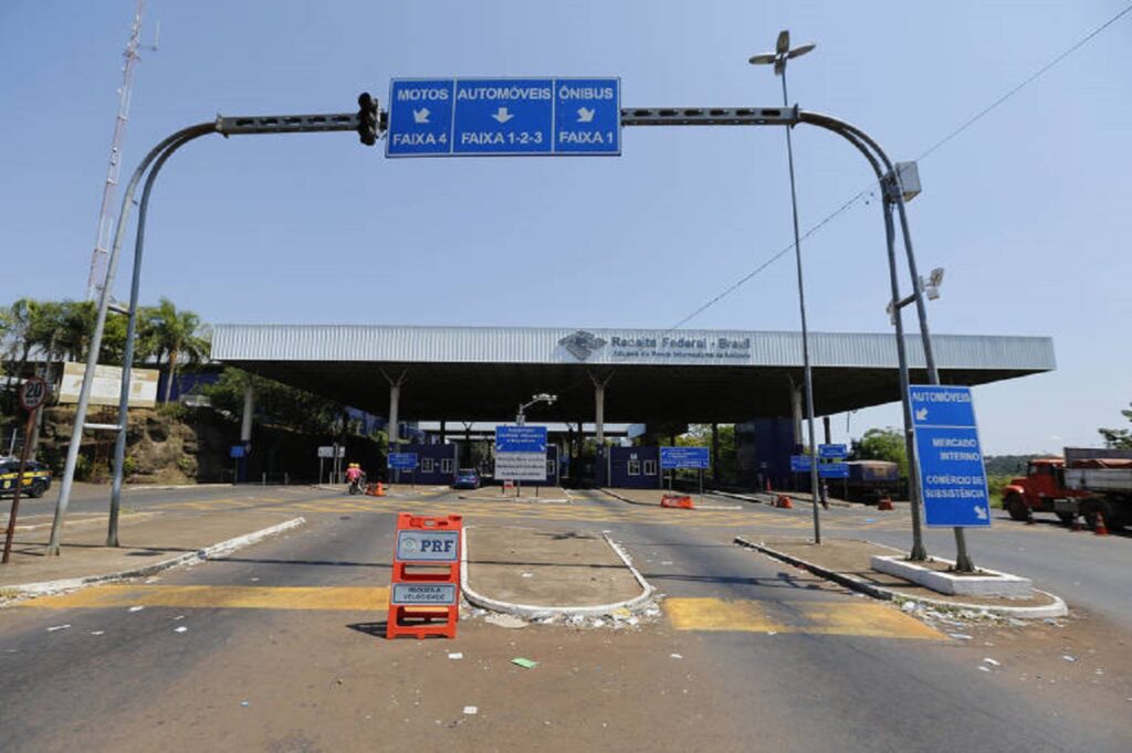 Veja o trabalho noturno que facilita o serviço dos caminhoneiros que trazem grãos do Paraguai