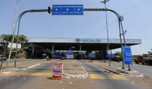 Veja o trabalho noturno que facilita o serviço dos caminhoneiros que trazem grãos do Paraguai