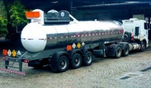 Como é feito o descarregamento da carga de cloro?