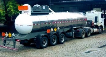 Como é feito o descarregamento da carga de cloro?