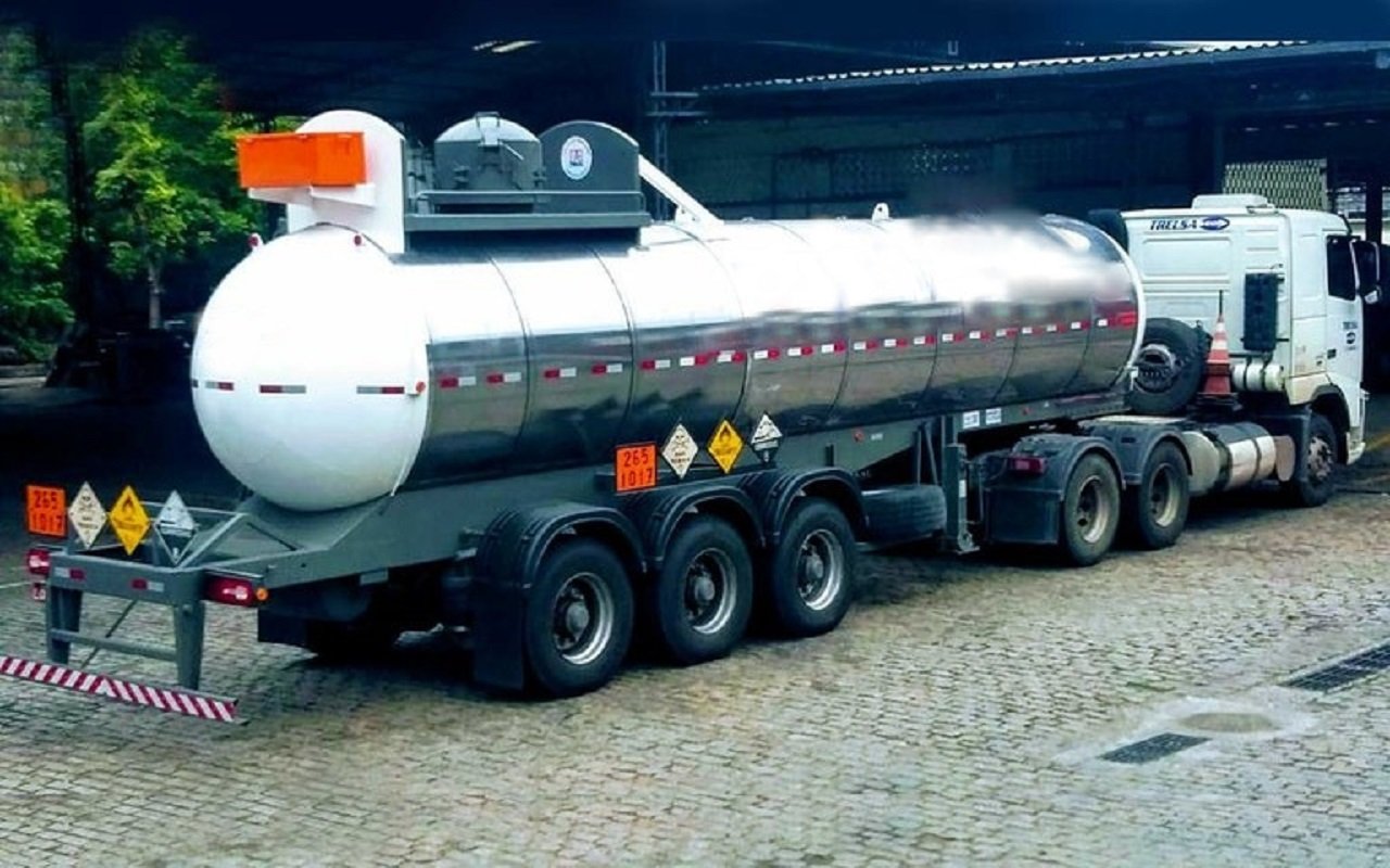 Como é feito o descarregamento da carga de cloro?