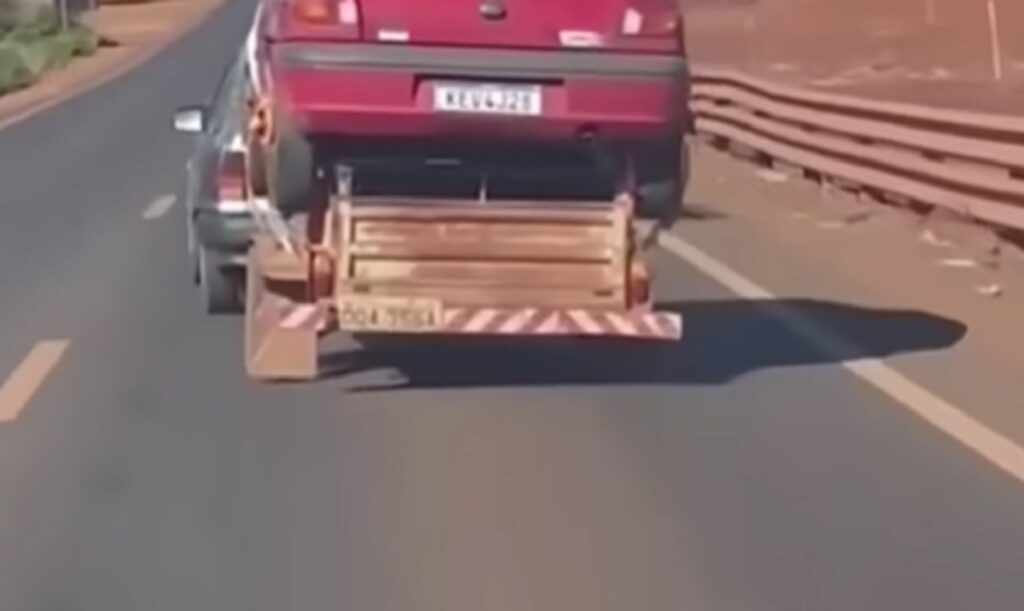 Agora a NASA vem: kadett leva carretinha e outro carro ao mesmo tempo