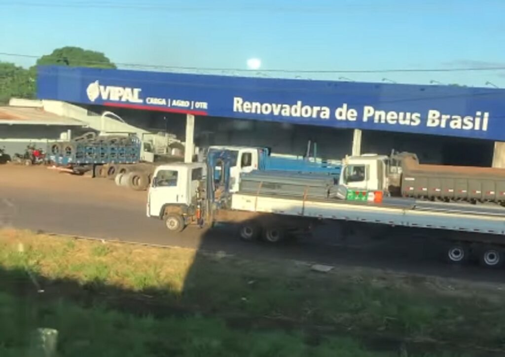 Caminhão bem diferente chama a atenção em avenida