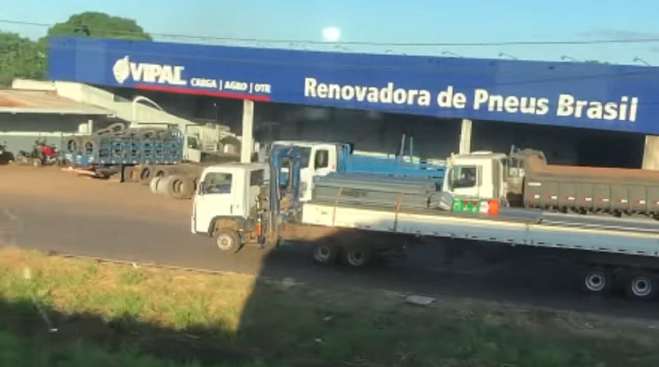 Caminhão bem diferente chama a atenção em avenida