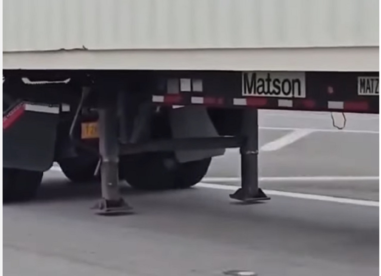 Caminhão com pezinhos quase tocando o chão chama a atenção trafegando por rodovia