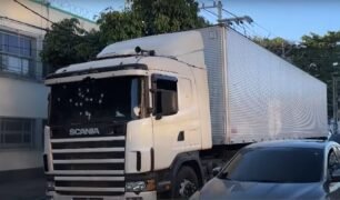 Caminhão é fuzilado por criminosos