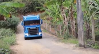 Caminhoneiro cria réplica de caminhão Scania sozinho