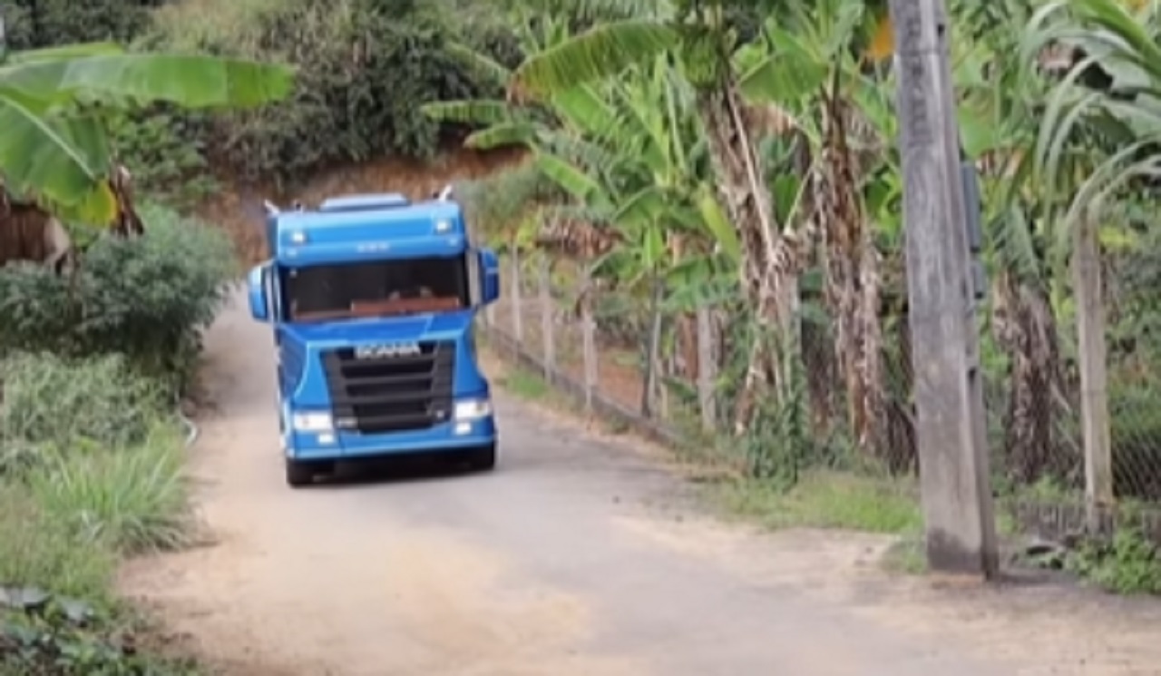 Caminhoneiro cria réplica de caminhão Scania sozinho