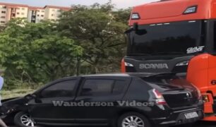 Caminhoneiro desabafa após mulher atingir a dianteira do seu caminhão