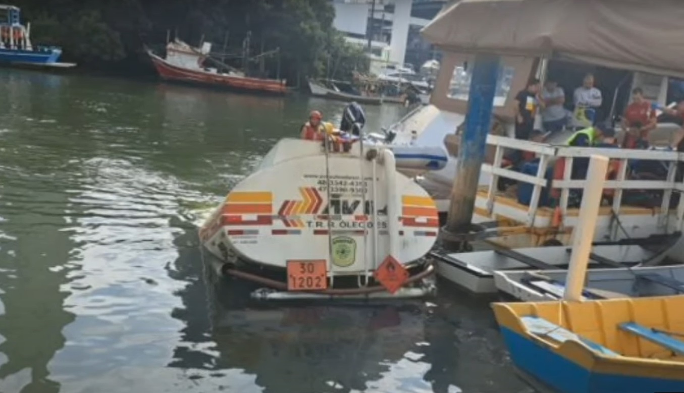 Caminhoneiro morre afogado após caminhão cair de balsa