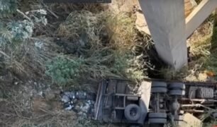 Caminhoneiro morre após caminhão cair de ponte na BR-262 em Minas Gerais